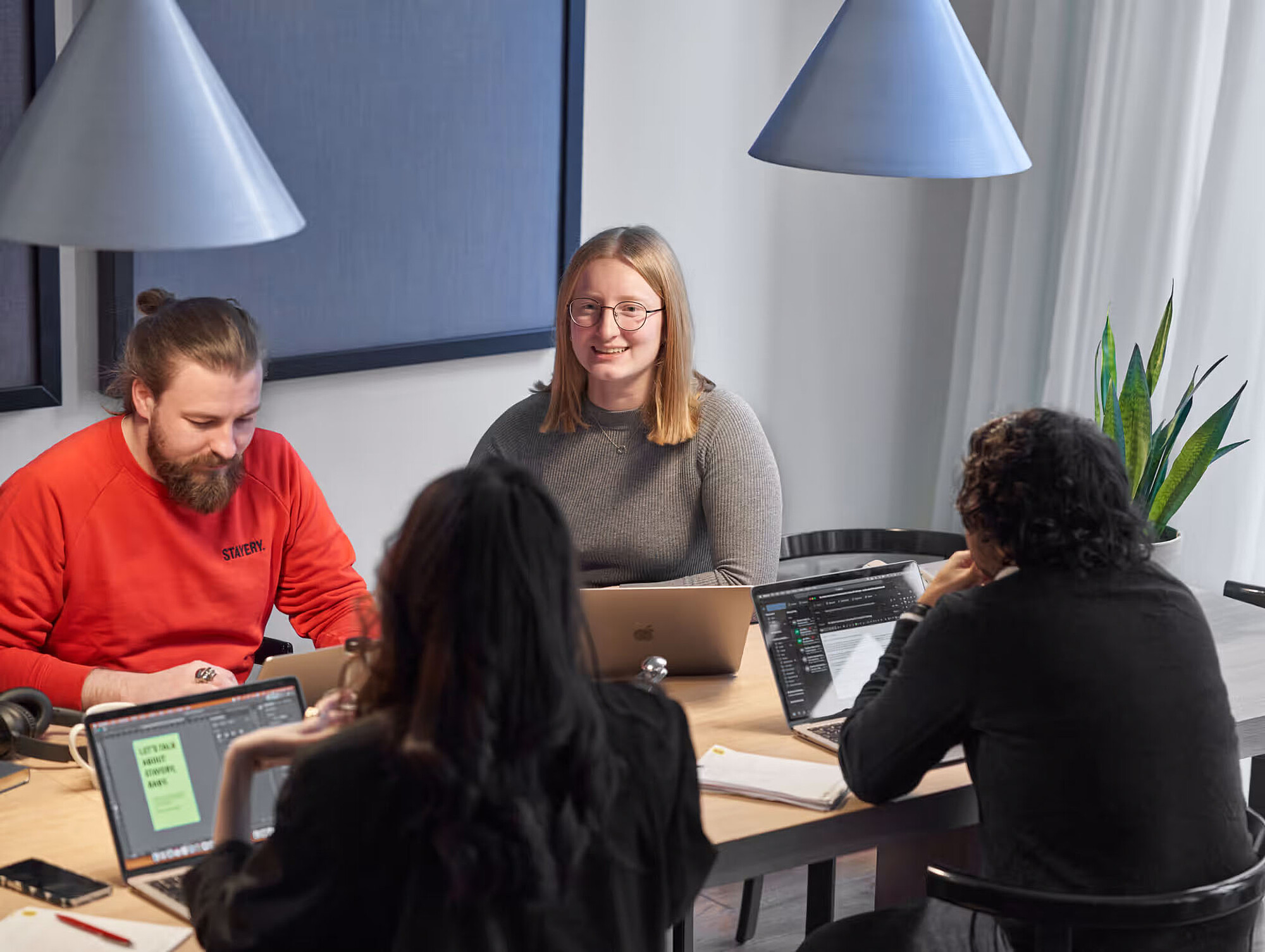 Coworking in einem der vielen Meetingräume mit Laptop-Arbeitsplätzen in den Stayery-Standorten