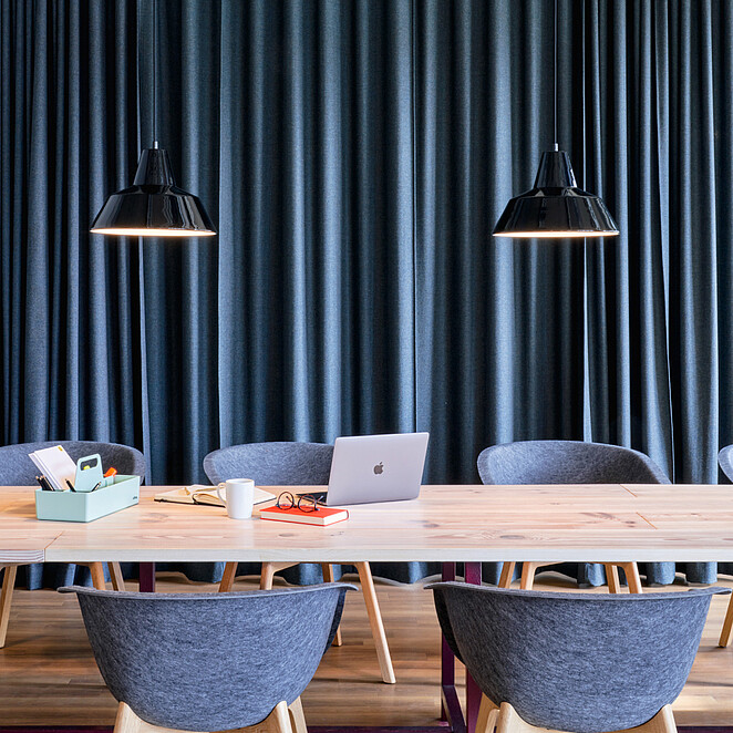Laptop-Arbeitsplatz in einem der Meetingräume der Stayery Bielefeld
