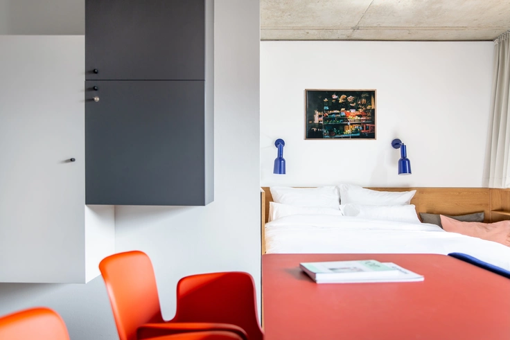 Ansicht auf das Bett eines STAYERY Apartments