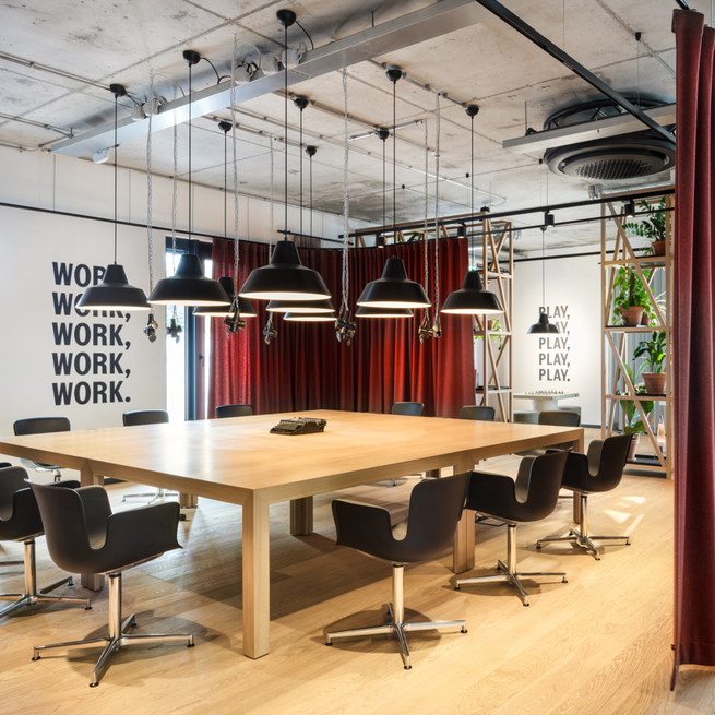 Meeting room in the Stayery Frankfurt with lots of lamps and plants