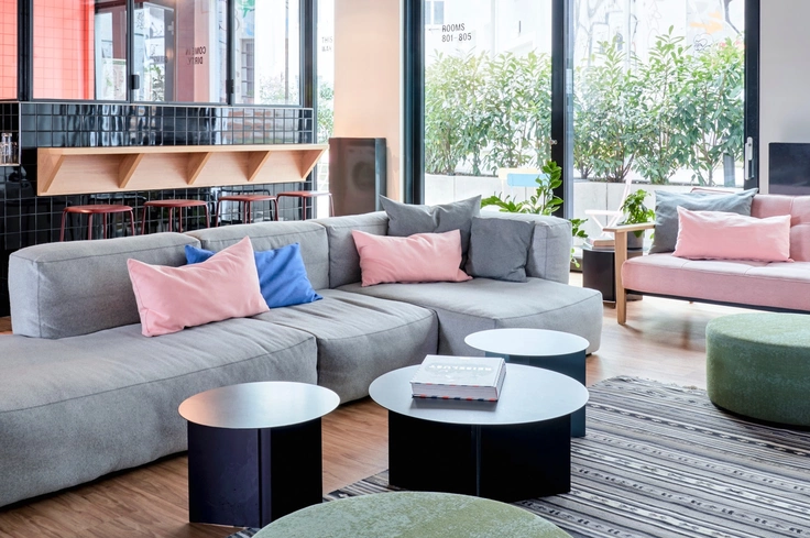 Moderno y acogedor loft para relajarse en Stayery Berlin con muchos sofás y sillones de distintos colores