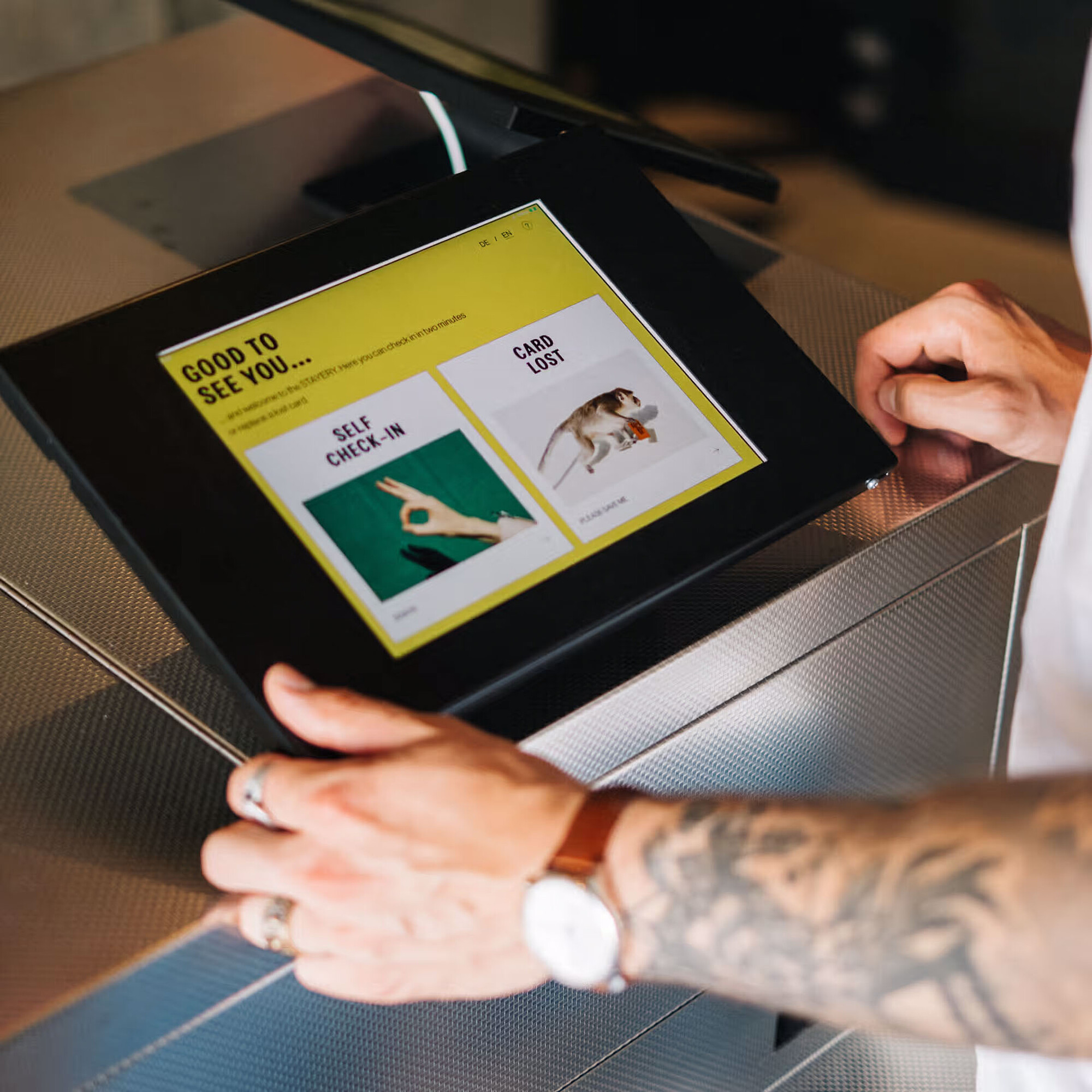 Primer plano de un autocheck-in mediante tableta en el Stayery