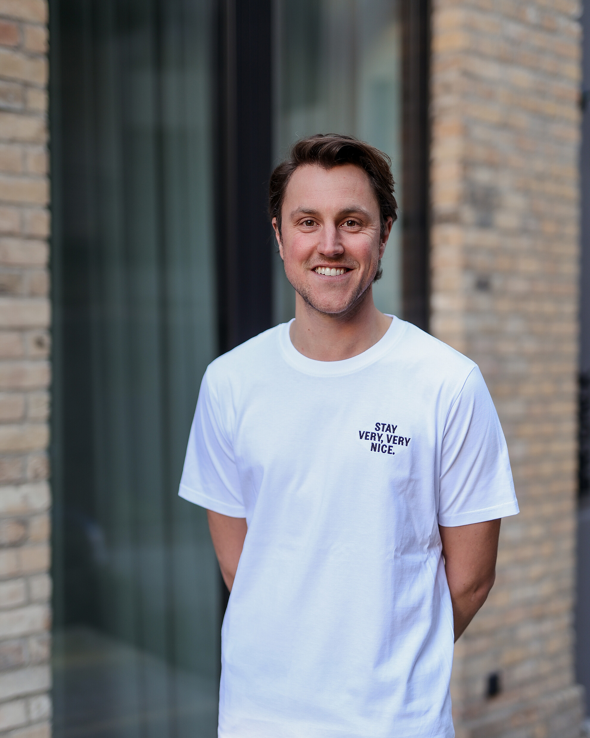 Ein Mitarbeiter der Stayery namens Hannibal in einem weißen Stayery-T-Shirt