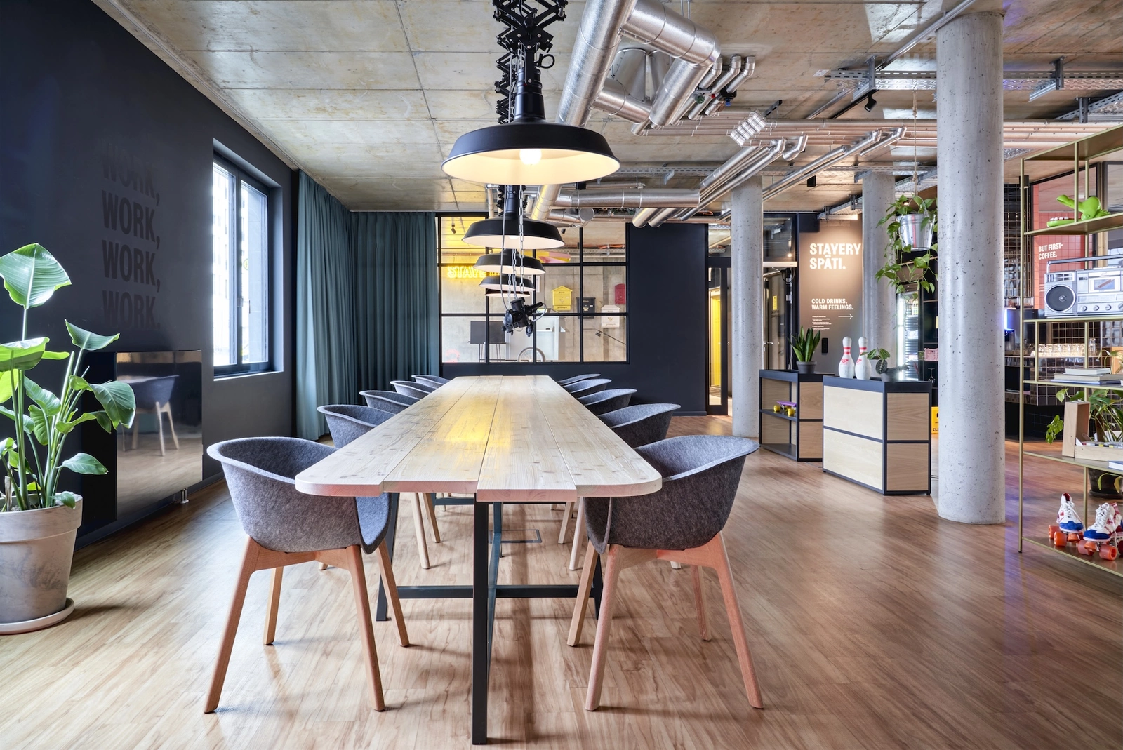 Langer Tisch mit Stühlen im Loft