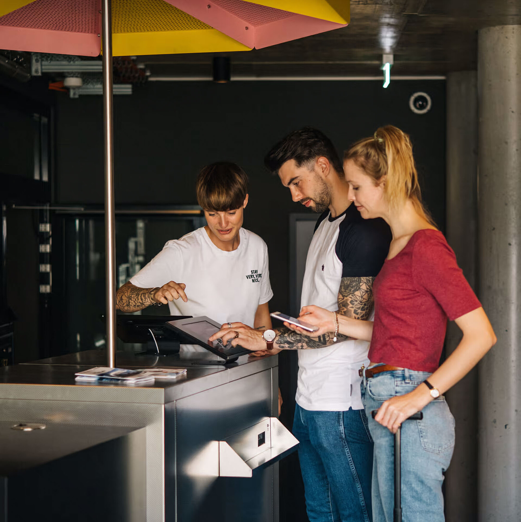 Explanation by an employee of the Self-CheckIn via tablet and/or smartphone