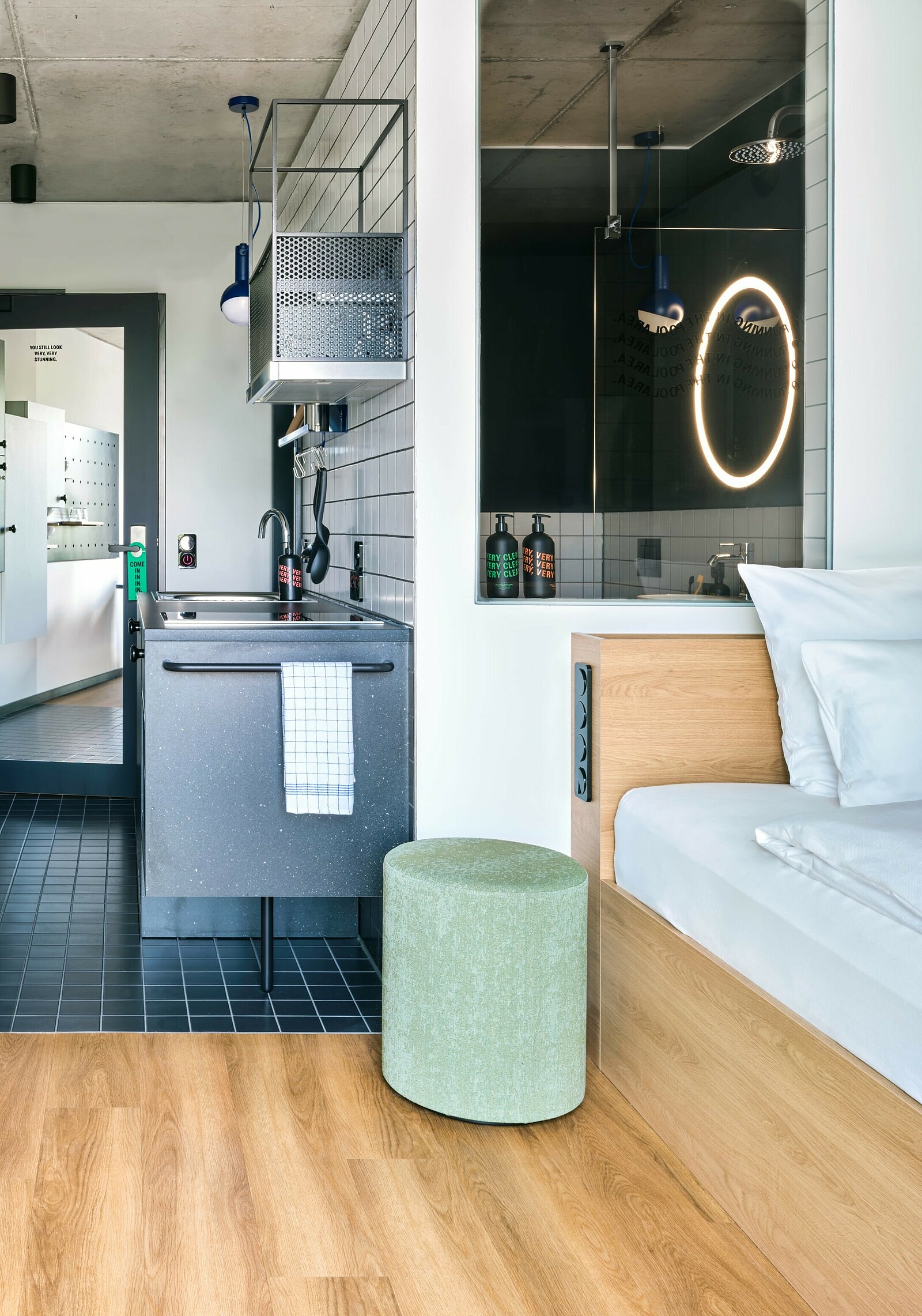Einblick in eines der Apartments in der Stayery Frankfurt mit Bett, Sofa und Küchenzeile