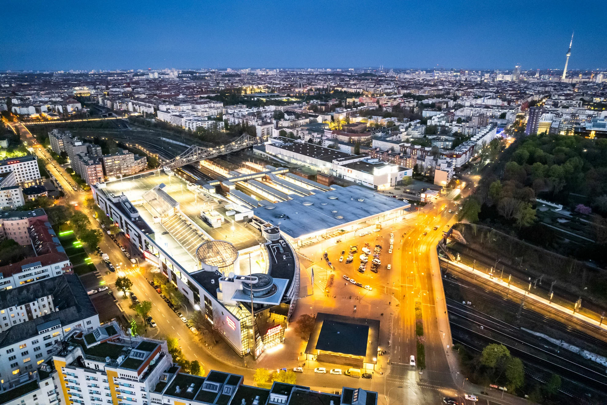 Gesundbrunnen-Center mit umliegenden Straßen von oben bei Nacht