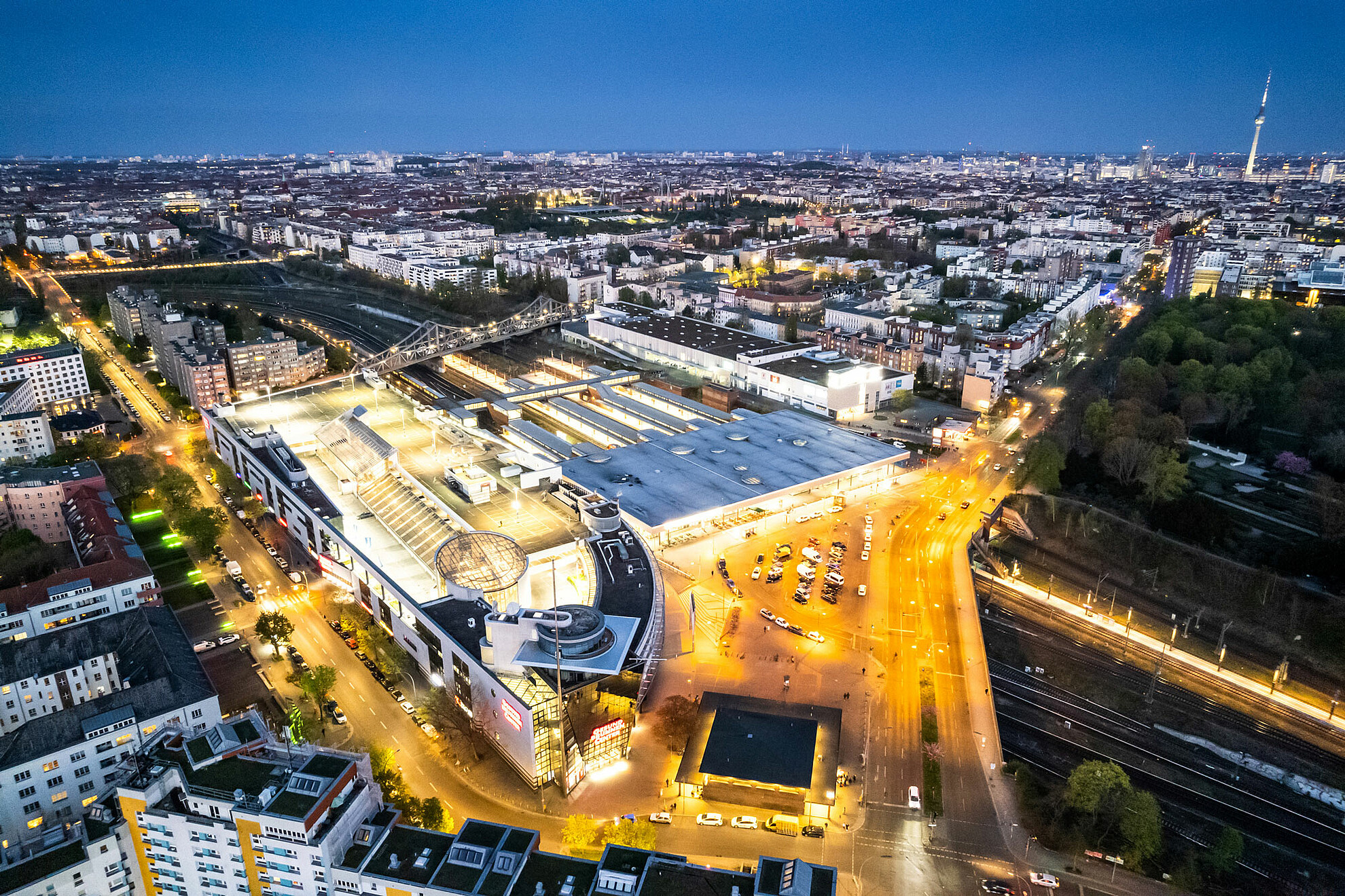 Gesundbrunnen-Center mit umliegenden Straßen von oben bei Nacht